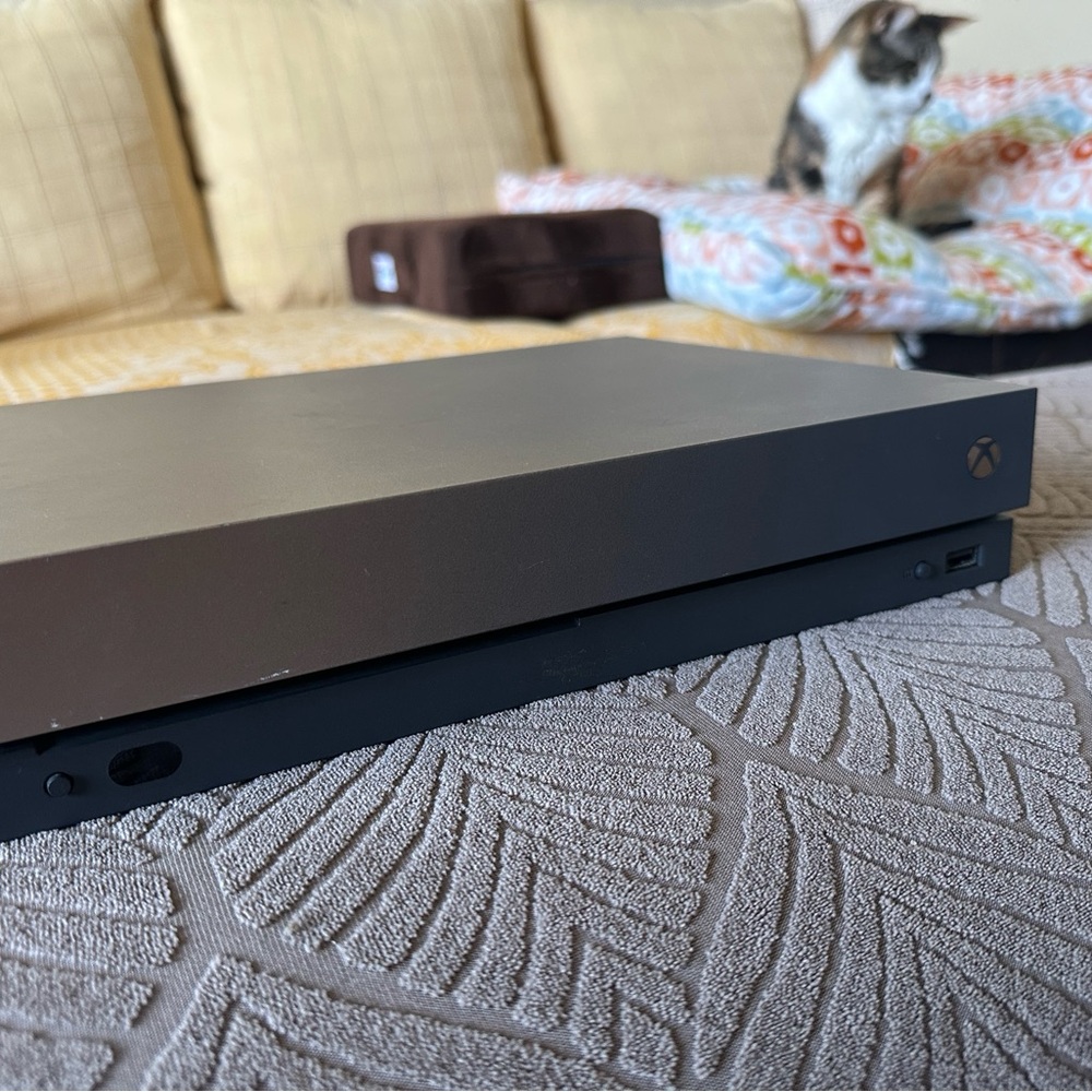 Xbox one x halo edition console with controller